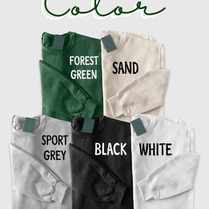 Op de afbeelding: Set van drie keramische mokken met een gespikkelde, matte afwerking. De mokken zijn in cr&egrave;me, lichtbruin en donkerbruin. Elk heeft een eenvoudig, minimalistisch ontwerp, perfect voor koffie of thee.