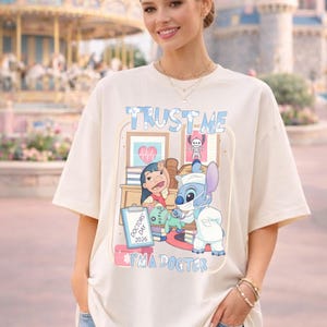Maglietta con il Dottor Stitch che esamina Scrump, "Fidati di me, sono un Dottore", maglietta con Stitch per la Giornata Nazionale dei Medici 2026, regalo medico di Lilo e Stitch immagine 17