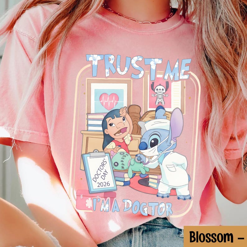 Maglietta con il Dottor Stitch che esamina Scrump, "Fidati di me, sono un Dottore", maglietta con Stitch per la Giornata Nazionale dei Medici 2026, regalo medico di Lilo e Stitch immagine 4