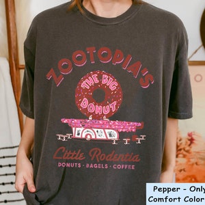 Camiseta de Zootopia The Big Donut Coffee Shop Comfort Colors, linda camiseta de Disney Zootopia, Little Rodentia, regalo familiar a juego de Disney 2026 imagen 3