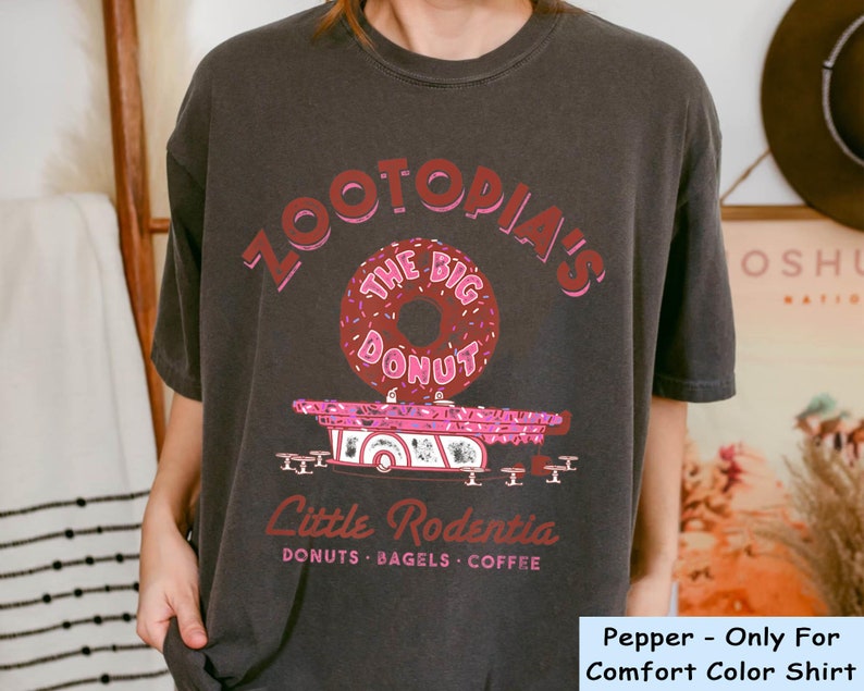 Camiseta de Zootopia The Big Donut Coffee Shop Comfort Colors, linda camiseta de Disney Zootopia, Little Rodentia, regalo familiar a juego de Disney 2026 imagen 3