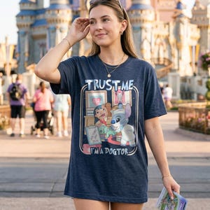 Maglietta con il Dottor Stitch che esamina Scrump, "Fidati di me, sono un Dottore", maglietta con Stitch per la Giornata Nazionale dei Medici 2026, regalo medico di Lilo e Stitch immagine 3