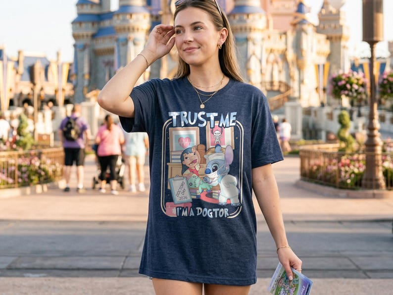 Maglietta con il Dottor Stitch che esamina Scrump, "Fidati di me, sono un Dottore", maglietta con Stitch per la Giornata Nazionale dei Medici 2026, regalo medico di Lilo e Stitch immagine 3