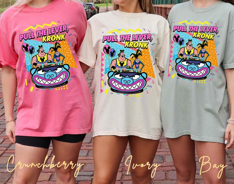 Puede incluir: Tres camisetas con un estampado gr&aacute;fico de un personaje de dibujos animados de la serie animada 'Las locuras del emperador'. El personaje est&aacute; montando un paseo con el texto 'Tira de la palanca, Kronk' en las camisetas.