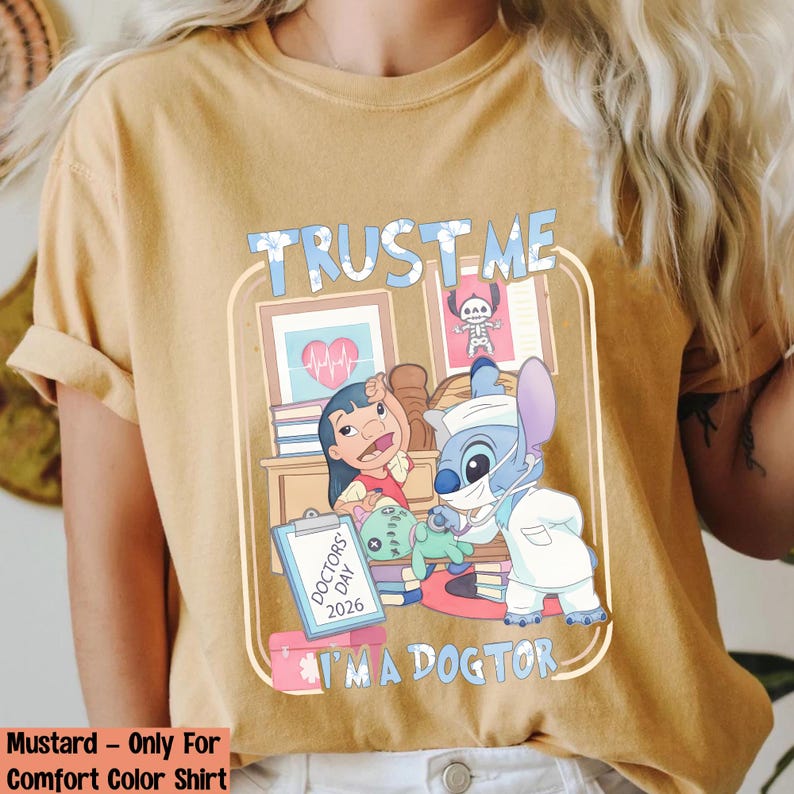 Maglietta con il Dottor Stitch che esamina Scrump, "Fidati di me, sono un Dottore", maglietta con Stitch per la Giornata Nazionale dei Medici 2026, regalo medico di Lilo e Stitch immagine 12