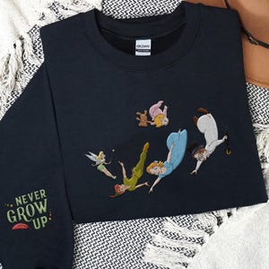 Geborduurd retro Peter Pan Never Grow Up-sweater, Disney Peter Pan Wendy Tinker Bell-trui, outfit Disneyworld Trip 2026, cadeau voor kind afbeelding 1