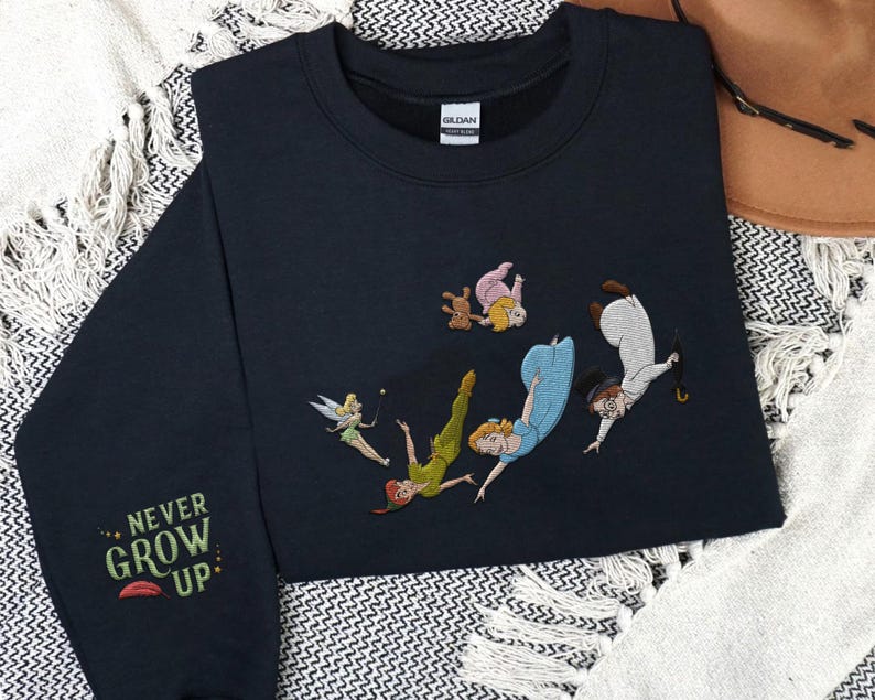 Geborduurd retro Peter Pan Never Grow Up-sweater, Disney Peter Pan Wendy Tinker Bell-trui, outfit Disneyworld Trip 2026, cadeau voor kind afbeelding 1