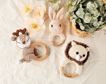 Grzechotka Królik dla dziecka, drewniana grzechotka, spersonalizowana grzechotka dla dziecka z imieniem, prezent na baby shower dla noworodka, prezent urodzinowy, szydełkowa grzechotka dla dziecka