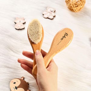 パーソナライズされたベビーヘアブラシ、木製ベビーヘアブラシ、名前が刻まれたブラシ、ベビーシャワーギフト、新米ママギフト、女の子の赤ちゃんギフト、新生児ギフト
