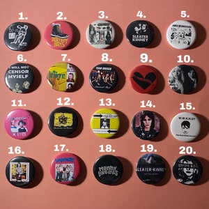 Pu&ograve; includere: Venti spille da balia in bianco e nero con vari nomi di band e copertine di album. Le spille sono numerate da 1 a 20.
