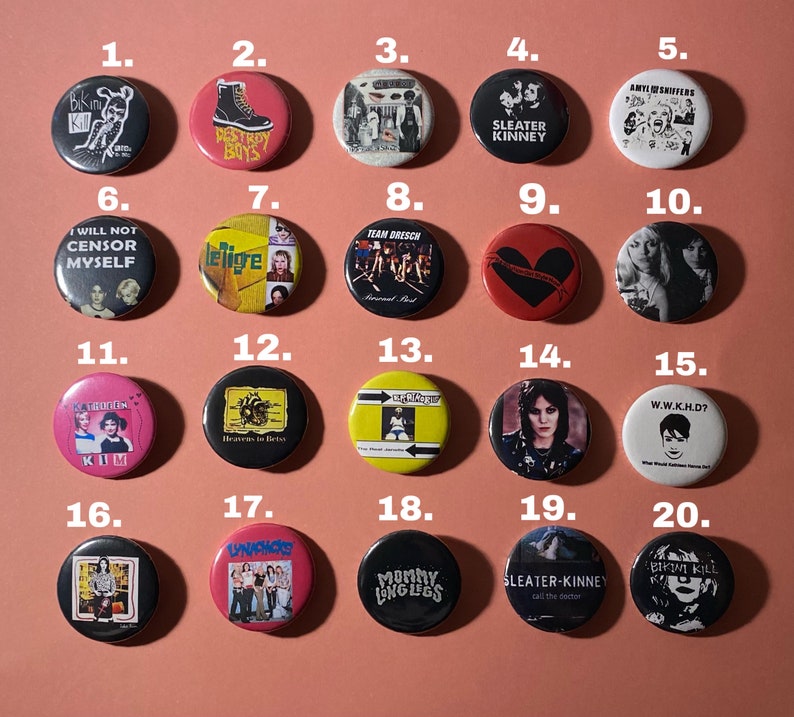 Pu&ograve; includere: Venti spille da balia in bianco e nero con vari nomi di band e copertine di album. Le spille sono numerate da 1 a 20.
