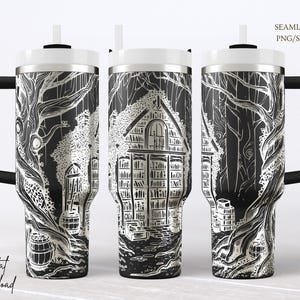 Può includere: Un bicchiere nero e bianco con un'illustrazione dettagliata di una biblioteca in un ambiente forestale. Il design include alberi, un edificio con scaffali e le parole "Digital Download". Il bicchiere ha un coperchio bianco, un manico nero e una cannuccia.