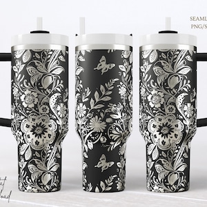 Può includere: Bicchiere floreale bianco e nero con manico e coperchio bianco. Il bicchiere presenta un motivo ripetuto di fiori, foglie e farfalle. Il bicchiere ha un manico nero e una cannuccia bianca. Le parole "Digital Download" sono in basso.