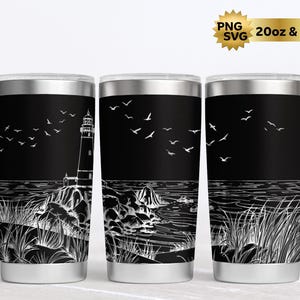 Op de afbeelding: Drie roestvrijstalen bekers met een zwart-wit kustontwerp. Het ontwerp toont een vuurtoren op een rotsachtige kust, zeemeeuwen en hoog gras. De bekers zijn verkrijgbaar in de maten 20oz en 30oz.