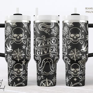 Può includere: Bicchiere nero e bianco con manico, con un motivo ripetuto di teschi, rose, pugnali e stelle nautiche. La frase "ZERO GIVEN" è visualizzata su uno striscione. Include coperchio e cannuccia bianchi.
