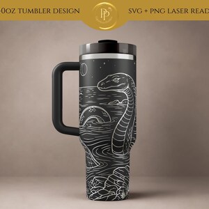Peut inclure: Un gobelet noir de 40oz avec une illustration en ligne blanche représentant un serpent de mer émergeant de l'eau sous un croissant de lune. Le design montre des rivages rocheux et des ondulations. Le texte 40OZ TUMBLER DESIGN SVG + PNG LASER READY est visible.