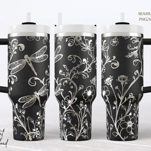 Adesivo per bicchiere con libellula in formato SVG, xilografia botanica incisa al laser, file ottimizzato per nodi floreali in stile cottagecore.