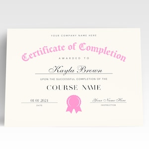 Op de afbeelding: Een certificaat van voltooiing uitgereikt aan Kayla Brown voor het succesvol afronden van de cursus COURSE NAME op 01 01 2021. Het certificaat bevat een roze lint en de tekst "Your Name Here" als instructeur.