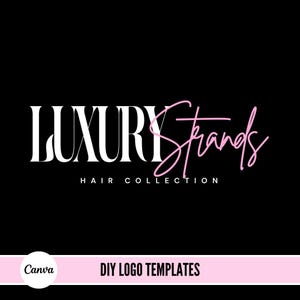 Op de afbeelding: Een logo-ontwerptemplate voor een haarcollectiebedrijf genaamd "Luxury Strands". Het woord "Luxury" staat in witte vetgedrukte letters en het woord "Strands" staat in roze cursief schrift. De tekst "Hair Collection" staat in wit onder het logo.