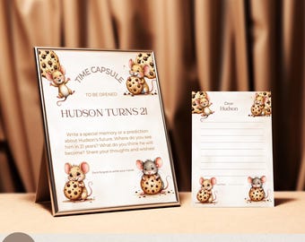 Op de afbeelding: Een printbaar tijdcapsule-bord en kaart met een muis- en koekjesontwerp. Het bord zegt "Tijdcapsule te openen Hudson wordt 21". De kaart zegt "Beste Hudson".