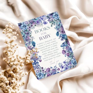 Blauwgroen en paars bloemenboeken voor babykaart, boekverzoek invoegen, tuinboeken voor baby, DIY babyshower, digitale download, canva bewerkbaar
