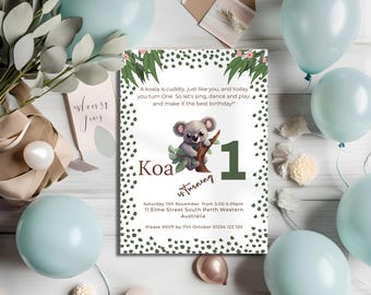 Puede incluir: Una invitación de cumpleaños verde y blanca con una ilustración de un koala. La invitación dice "Un koala es abrazable, como tú, y hoy cumples un año. Así que cantemos, bailemos y juguemos, ¡y hagamos que sea el mejor cumpleaños!" La invitación también dice "Koa cumple 1 año" e incluye la fecha, la hora y el lugar de la fiesta.