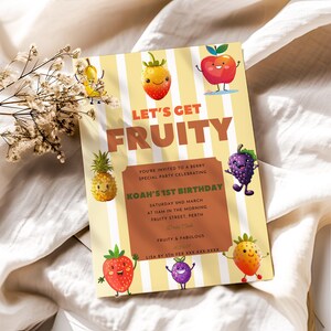 Könnte beinhalten: Eine gelbe und braune Geburtstagseinladung mit gestreiftem Hintergrund. Die Einladung lautet "Let's Get Fruity" und zeigt Comicfiguren von Früchten. Der Text lautet "You're invited to a berry special party celebrating Koah's 1st Birthday. Saturday 2nd March at 11am in the morning, Fruity Street, Perth. Fruity & Fabulous. Lisa by 3th Feb XXX-XXX-XXXX"
