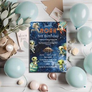 Puede incluir: Una invitación de cumpleaños de temática espacial azul y negra para un niño llamado Noah que cumple 3 años. La invitación presenta un cohete, planetas, estrellas y extraterrestres. Dice "Blast Off to Noah's 3rd Birthday" y "Calling all Space Explorers".