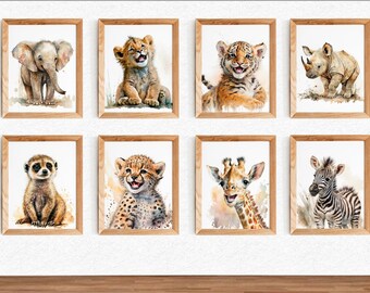 Puede incluir: Conjunto de ocho ilustraciones de animales en acuarela en marcos de madera. Los animales incluyen un león, un tigre, una jirafa, una cebra, un rinoceronte, un elefante, un guepardo y una mangosta. Cada animal está representado en un estilo juguetón y caprichoso.