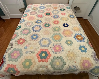 Antyczna kołdra z motywem ogrodu kwiatowego babci – ręcznie szyta i pikowana, zabytkowa, sześciokątna kołdra