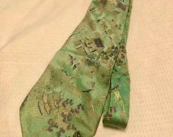 CHINOISERIE PAGODA NECKTIE Silk Green Made in Japan 52.25” length x 4” width.