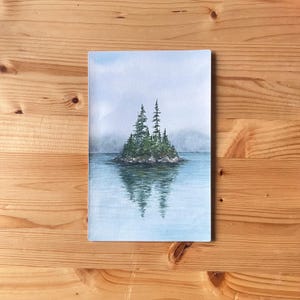 Dipinto dell'Ontario, Misty Island con alberi sul lago, Ontario, Canada. Paesaggio acquerello originale, 5"x8" / 13 x 20 cm, Canadian Nature Art