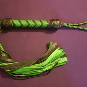 Zwart en groen lederen Flogger