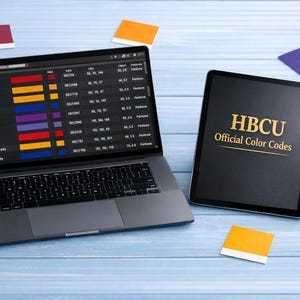 Könnte beinhalten: Ein Laptop und ein Tablet mit Farbcodes, auf dem Tablet steht "HBCU Official Color Codes". Mehrere Farbmuster in verschiedenen Farben sind um die Geräte auf einer hellblauen Holzoberfläche verstreut.