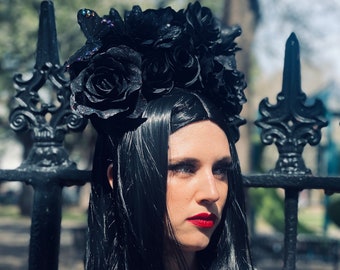 Goth Morticia Addams svart blommig krona huvudbonad fotorekvisita