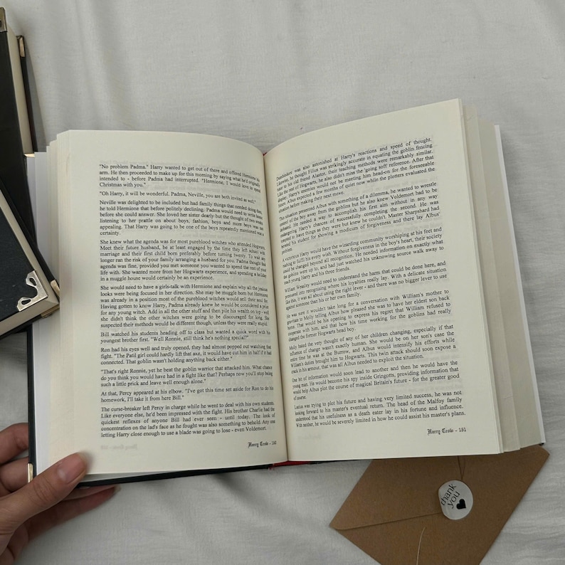 Pu&ograve; includere: Un cartello in legno rustico con la scritta "Welcome to our home" in lettere bianche. Il cartello presenta una finitura invecchiata e un design semplice e invitante, perfetto per un portico o un ingresso.