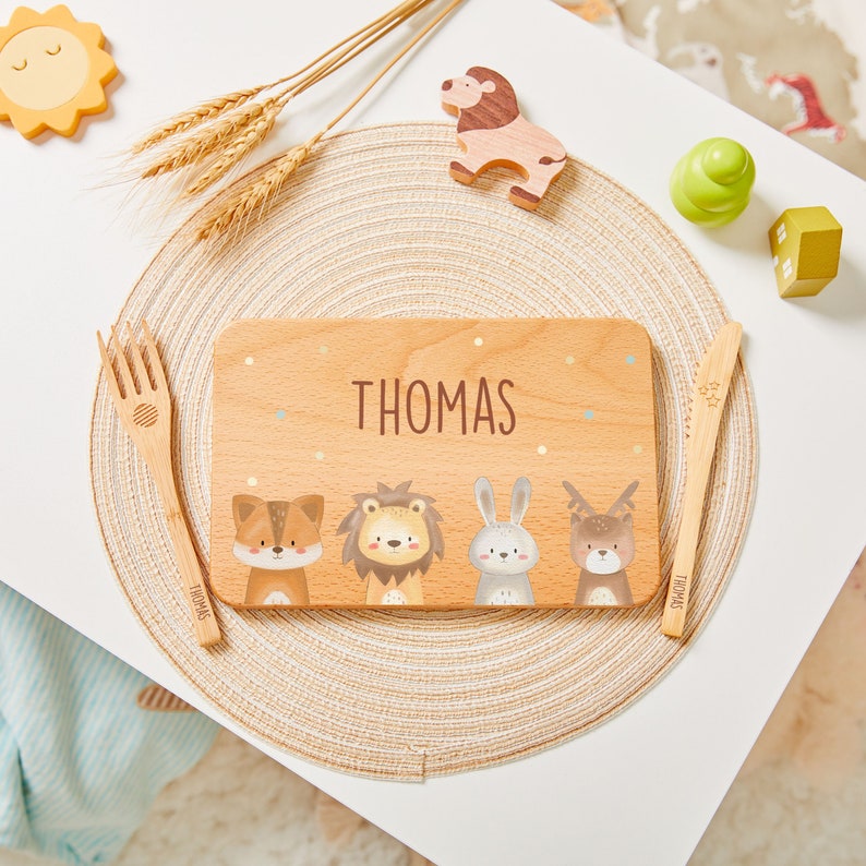 Assiette de Pâques personnalisée pour bébé avec couteau et fourchette en bois sans danger pour les enfants, ensemble de salle à manger personnalisé pour enfants, planche en bois avec nom, ensemble de repas pour enfants image 1