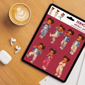 Puede incluir: Una tableta muestra un paquete de pegatinas con ilustraciones de una niña en varias poses, con chaquetas vaqueras, pantalones estampados y pijamas. Una taza de café y auriculares inalámbricos están sobre una superficie de madera.
