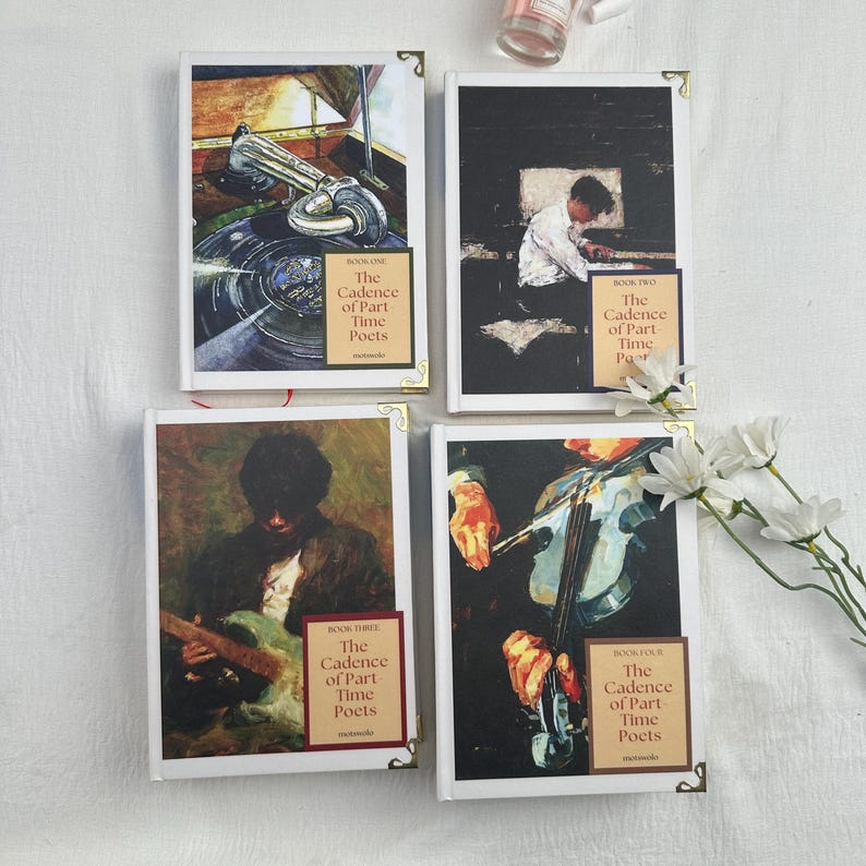 Pode incluir: S&atilde;o exibidos quatro livros com capas brancas e cantos dourados. Cada capa apresenta uma ilustra&ccedil;&atilde;o art&iacute;stica diferente e o t&iacute;tulo "The Cadence of Part Time Poets". As ilustra&ccedil;&otilde;es retratam instrumentos musicais e m&uacute;sicos.