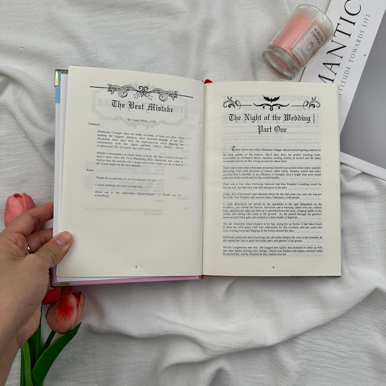 Puede incluir: Un libro abierto con texto en p&aacute;ginas color crema, con los t&iacute;tulos "The Best Mistake" y "The Night of the Wedding | Part One." Una vela rosa y una revista con la palabra "MANTIC" est&aacute;n en el fondo.