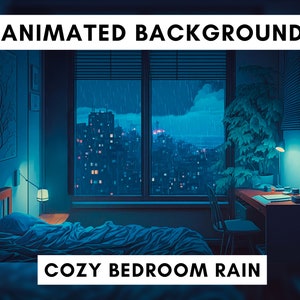 Może przedstawiać: Animowane tło przytulnej sypialni podczas burzy. Pokój oświetlony jest miękkim, niebieskim światłem, z łóżkiem, biurkiem i dużym oknem z widokiem na panoramę miasta. Tekst brzmi "ANIMATED BACKGROUND" i "COZY BEDROOM RAIN".