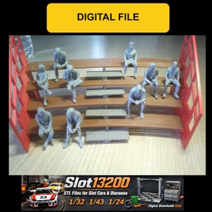 Peut inclure: Une scène de diorama avec des figurines miniatures grises assises sur une structure de gradins marron et rouge. Les figurines sont dans diverses poses assises. L'image comprend le texte "DIGITAL FILE" et "Slot13200 STL Files for Slot Cars & Dioramas".