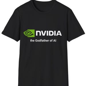 Puede incluir: Camiseta negra con el logotipo de NVIDIA en verde y blanco, con el texto "the Godfather of AI" debajo. La camiseta es de cuello redondo.