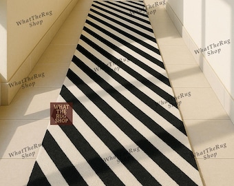 Handgetufteter schwarz-weiß gestreifter Läuferteppich, moderner diagonaler geometrischer Wollteppich, minimalistisches Flurdekor, luxuriöser Eingangsbereich