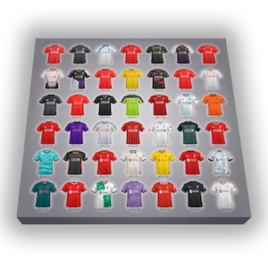 Könnte beinhalten: Eine Collage von Trikots des FC Liverpool aus der Saison 2012/13 bis zur Saison 2024/25. Die Trikots sind in einem Raster angeordnet, wobei jedes Trikot eine andere Saison repräsentiert. Die Trikots sind alle in ihren Heimfarben Rot, Weiß und Schwarz gehalten.