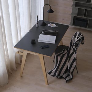 Skandinavischer Schreibtisch aus Birkensperrholz für Homeoffice oder Kinderzimmer. Farbe Graphite dunkelgrau.