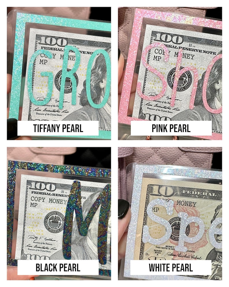 Puede incluir: Cuatro tarjeteros rectangulares con marcos y letras brillantes en acabados perlados Tiffany, rosa, negro y blanco. Cada soporte muestra una r&eacute;plica de un billete de 100 d&oacute;lares con el texto COPY MONEY MP. Las etiquetas dicen TIFFANY PEARL, PINK PEARL, BLACK PEARL y WHITE PEARL.
