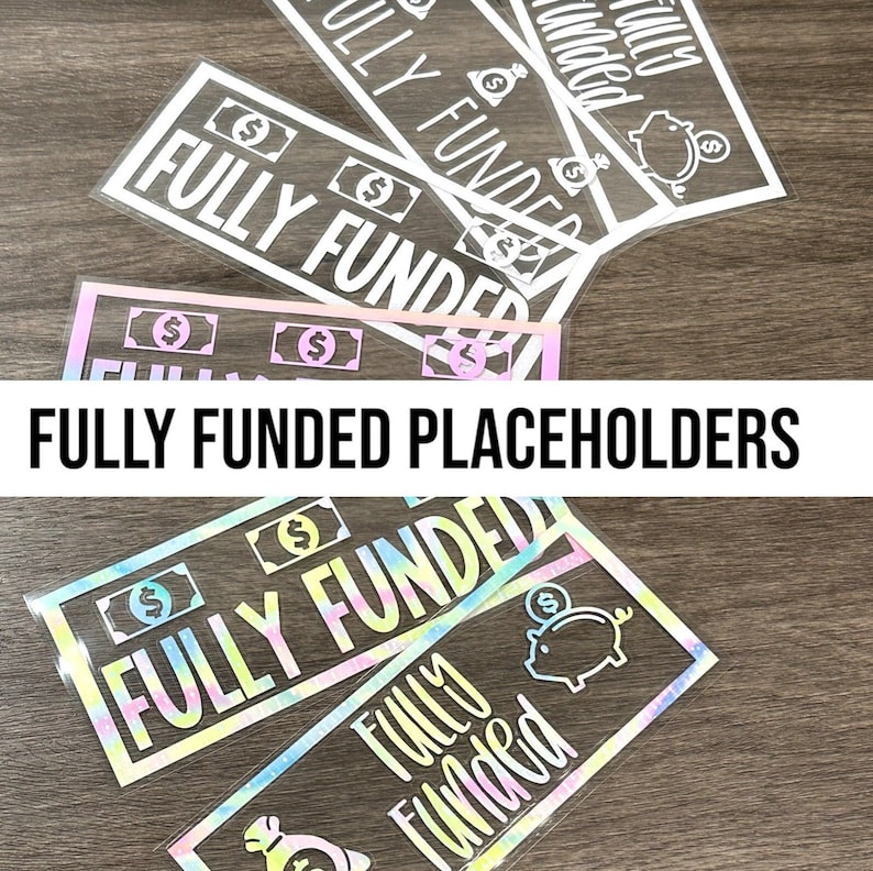 Puede incluir: Una colecci&oacute;n de calcoman&iacute;as de vinilo rectangulares con el texto FULLY FUNDED en letras blancas o iridiscentes. Los dise&ntilde;os incluyen iconos gr&aacute;ficos de billetes de d&oacute;lar, bolsas de dinero y alcanc&iacute;as con signos de d&oacute;lar dispuestos.