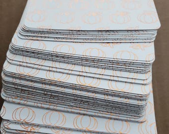 150 etiquetas para tarjetas en blanco del tamaño de un puente, papel de aluminio con forma de calabaza de 60 lb