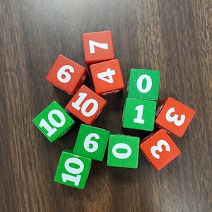 24 Pieces Vintage Wooden Dies Dices 0-5 and 6-10 Red and Green Number Cubes Generator Math Centers